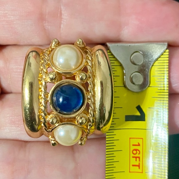 Joan Rivers faux blue and white cabachons clip on earrings - Picture 7 of 8